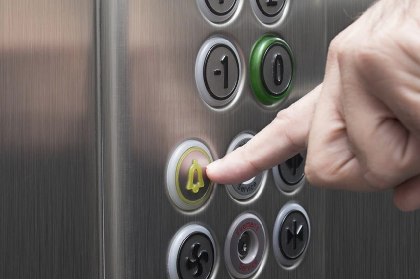 ¿Qué cubre el servicio 24h de urgencias en ascensores?